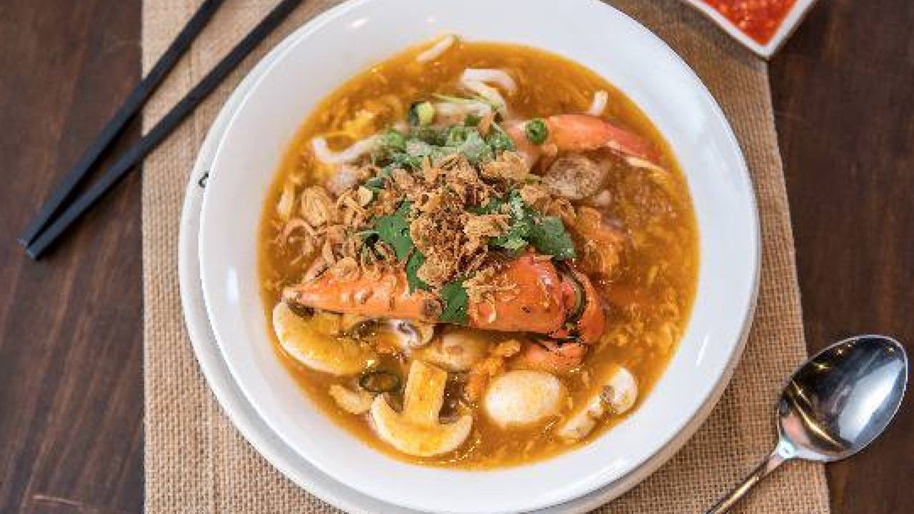 Thick Tapioca Crab Noodles (Banh Canh Cua)