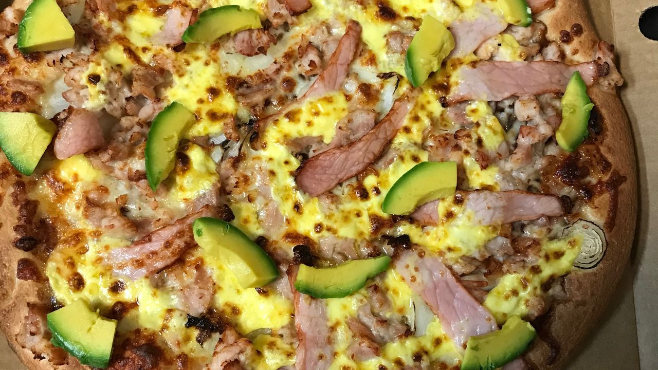 Chicken Avocado Pizza Large