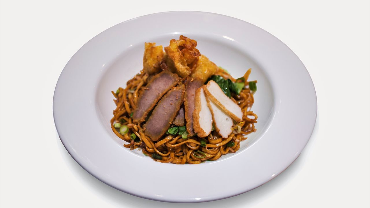 N20, Fried Wonton With Char Siu Dry Noodle / 炸云吞叉烧捞麵