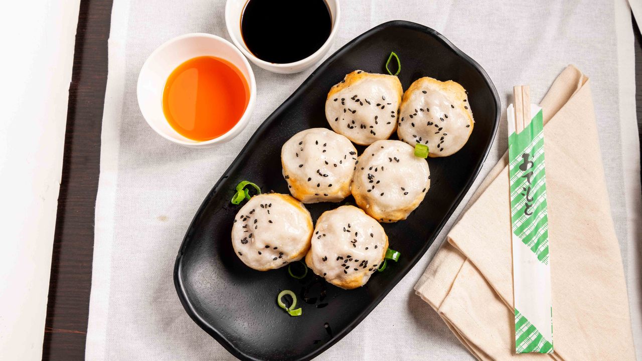 Pan-fried pork buns 鲜肉生煎