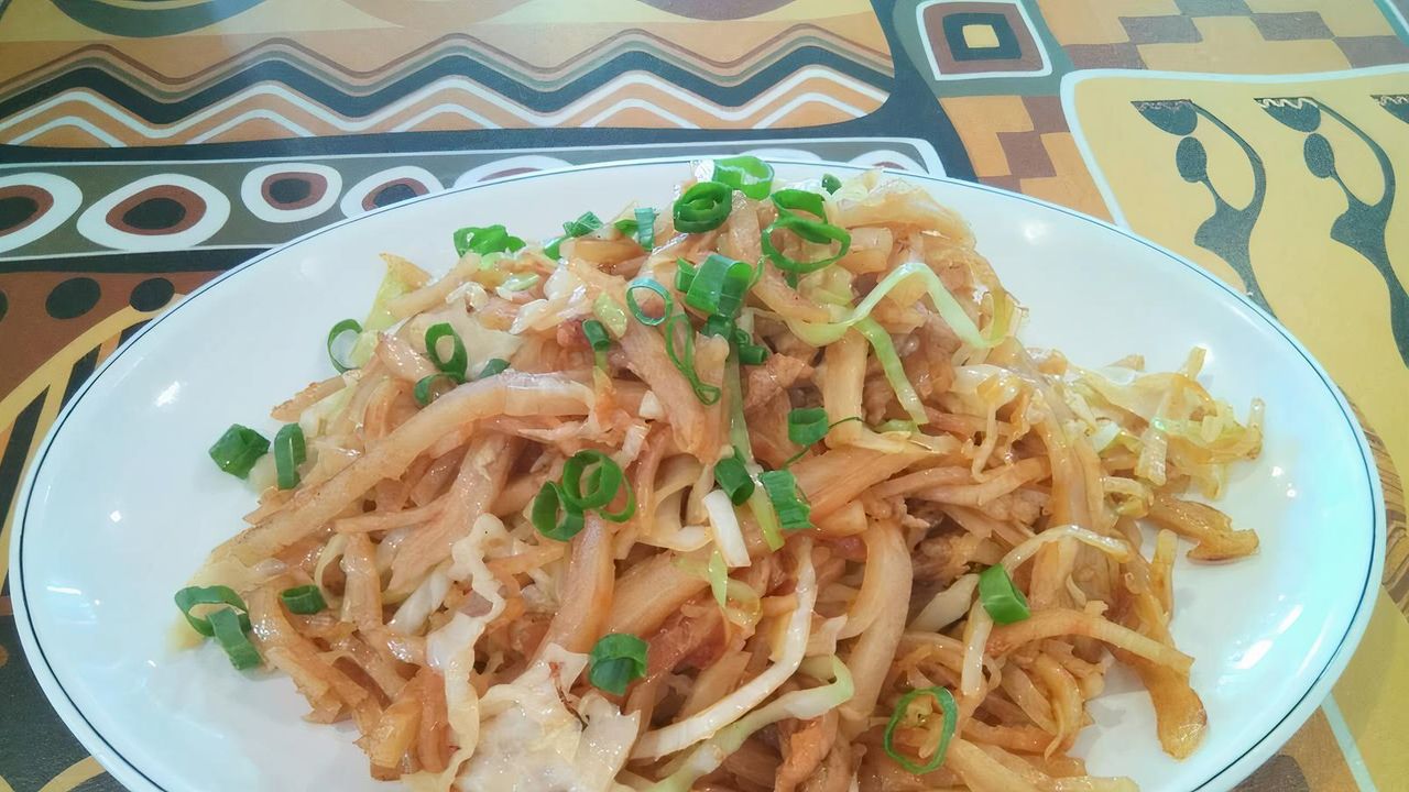5. Stir-fried pork & cabbage with sliced noodles