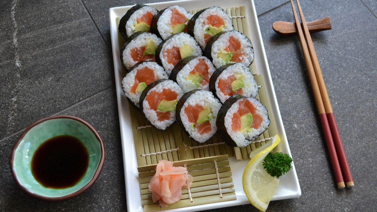 Salmon Sushi Roll