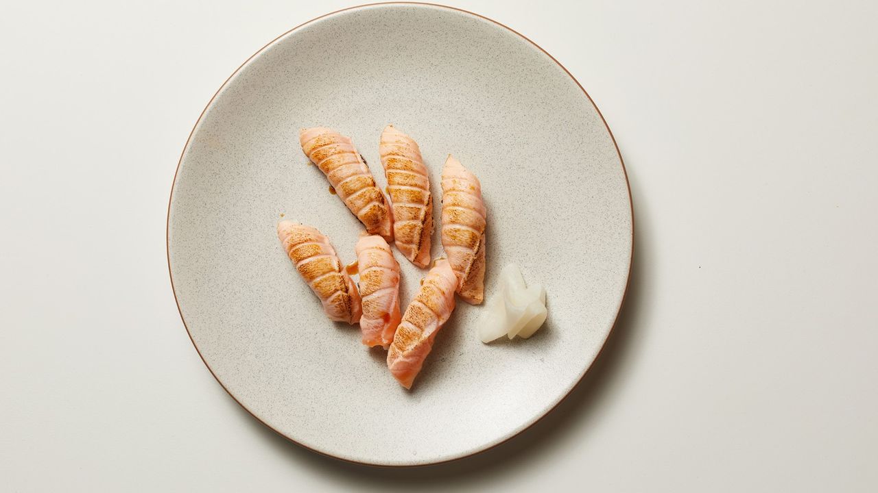 Salmon Nigiri (3 pc)