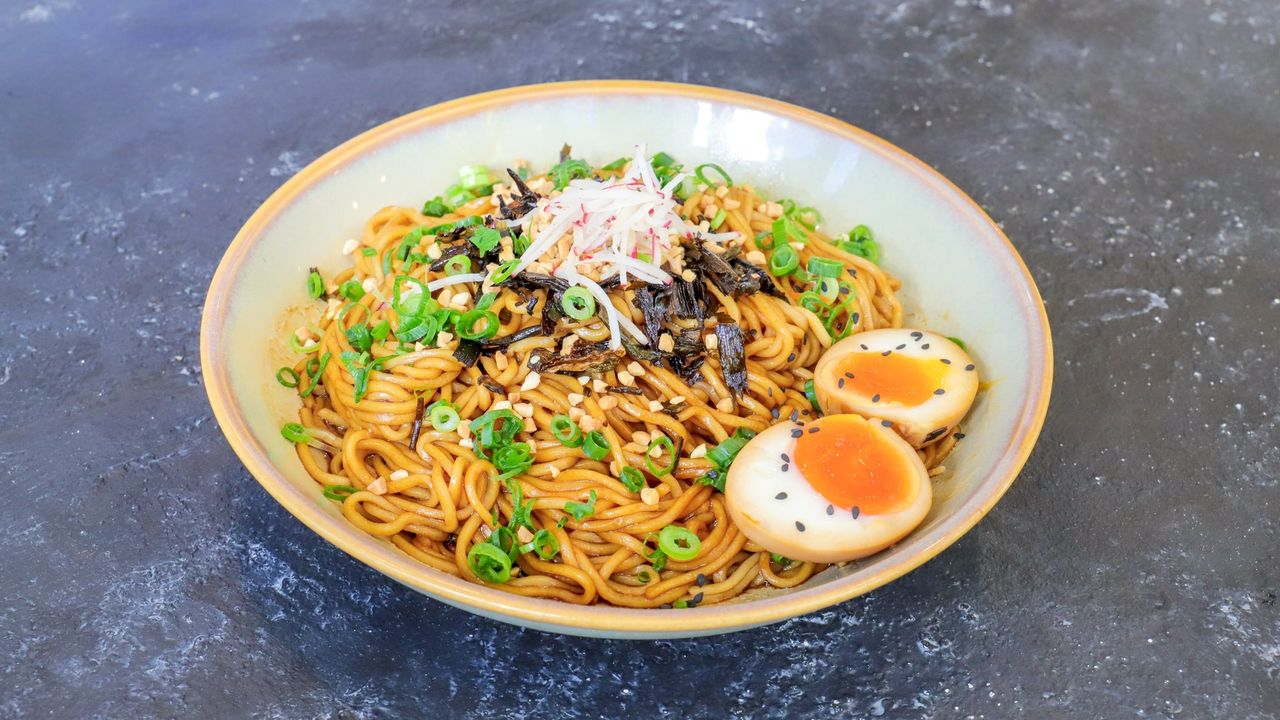 Dry Noodle in Scallion Oil + Special Tea Egg 葱油拌面+上座溏心蛋
