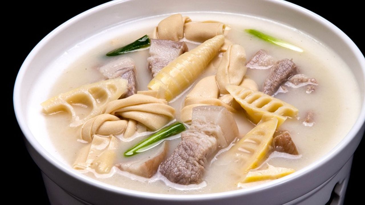 L16. Smoked Pork & Bamboo Shoot Soup