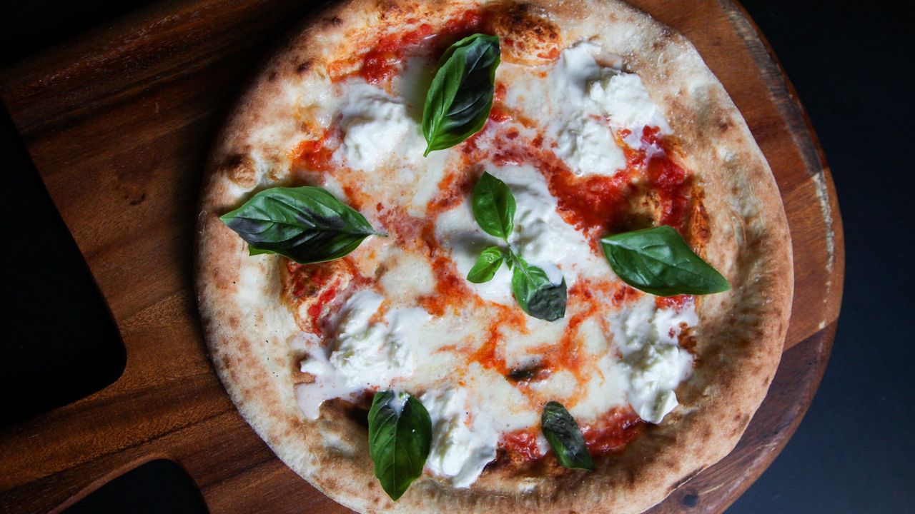 Famous Margherita Pizza