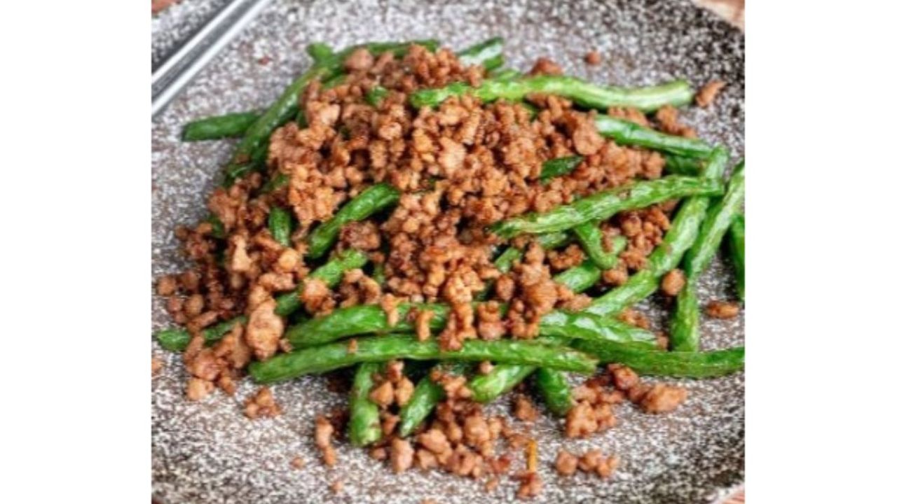 Braised String Beans with Pork Mince on Rice (N)