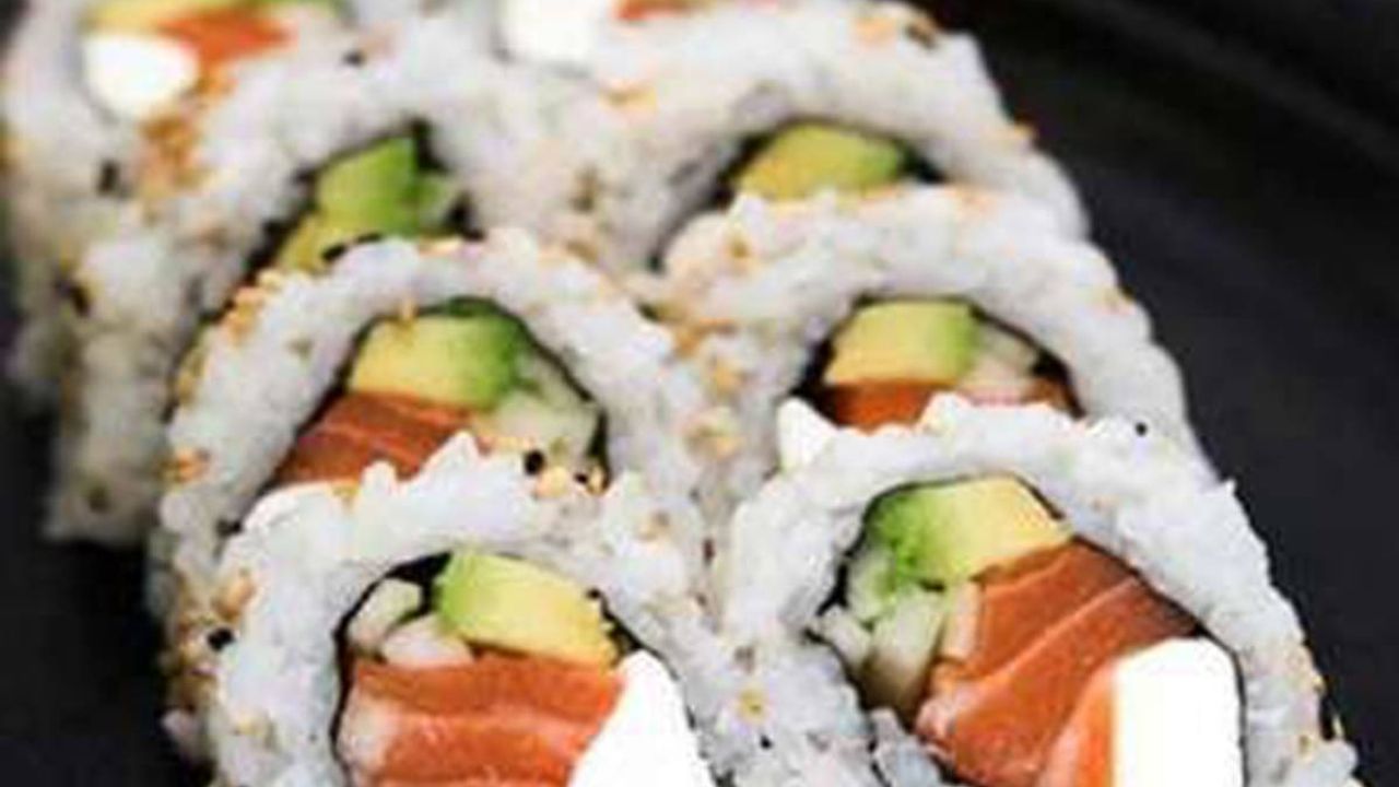Large Sushi Roll (8pcs)