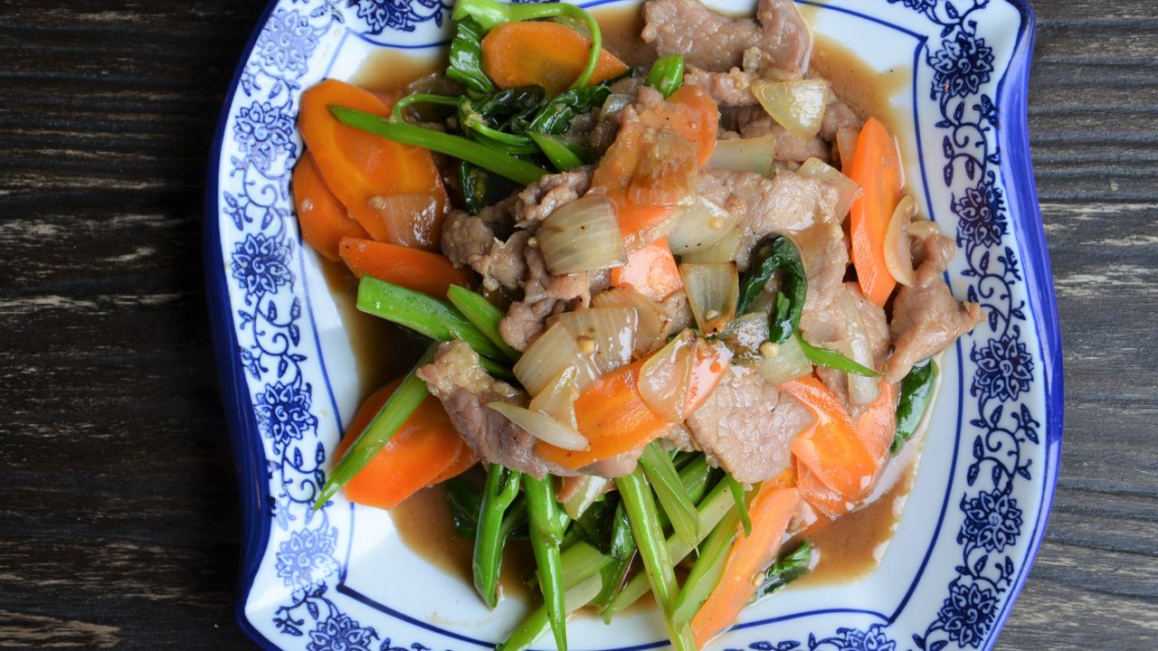 Stir Fried Beef & Chinese Broccoli with Steam Rice