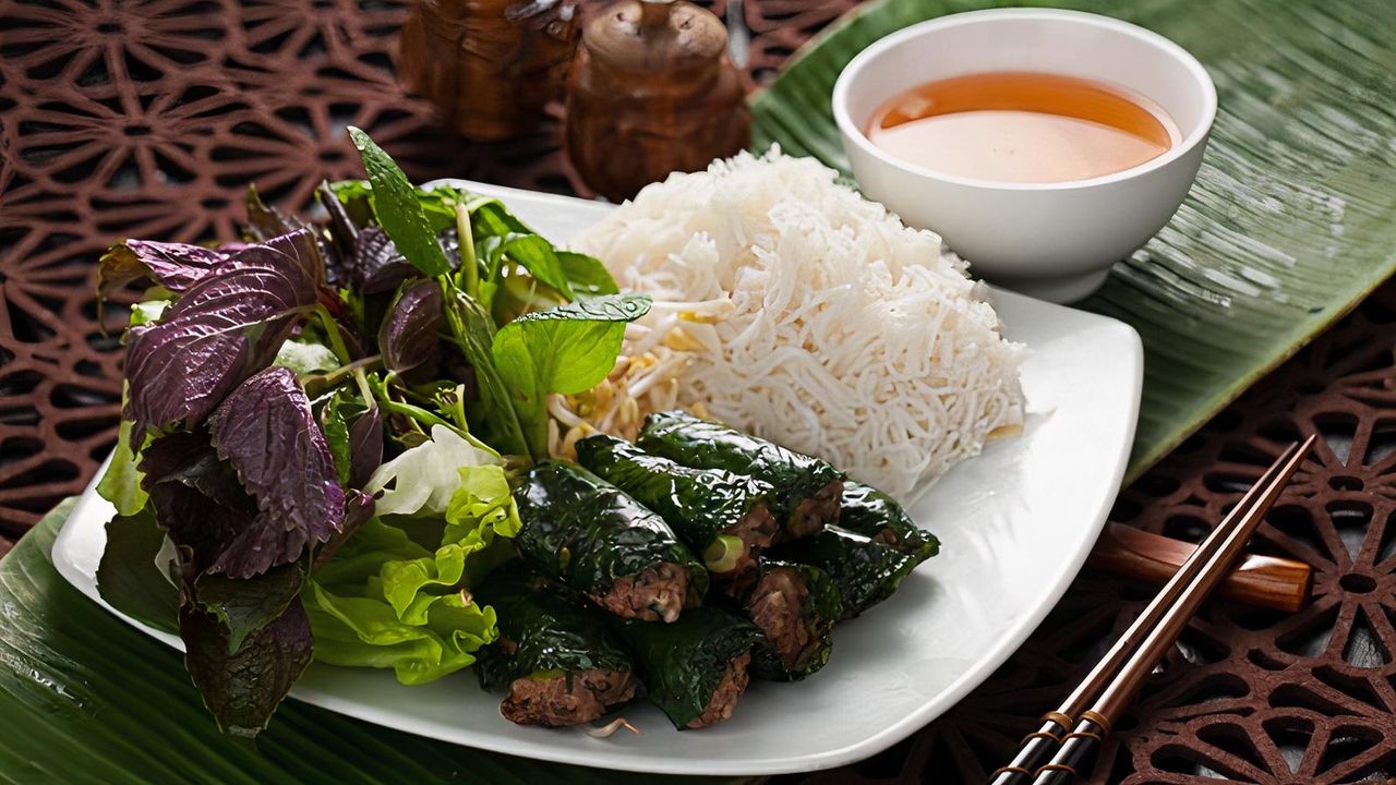 Rice Vermicelli with Minced Wrapped in Betel Leaf