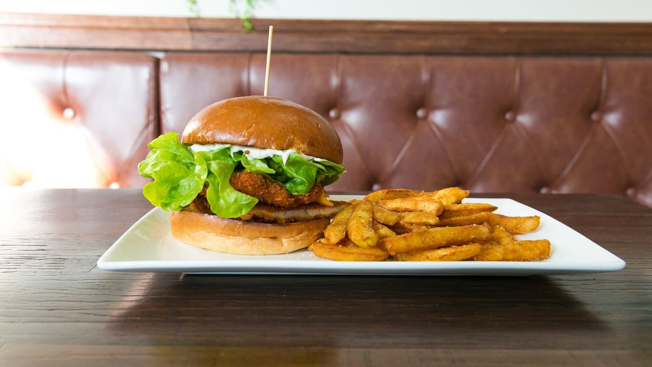 Southern Fried Chicken Burger with chips and a drink.