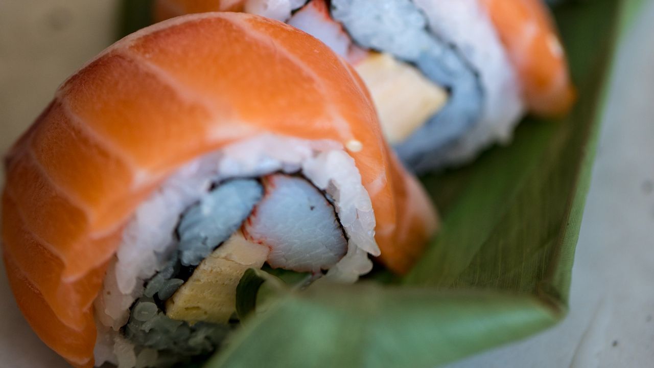Salmon Sushi Roll (4pcs)