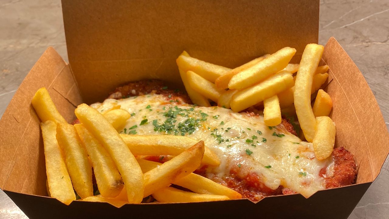 Mamma's Chicken Parmigiana & Chips /Beer Pack