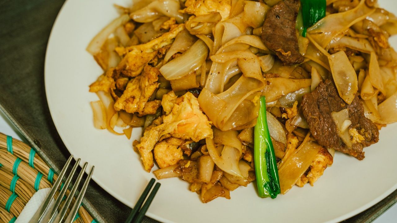 FN05. Fried Flat Noodles