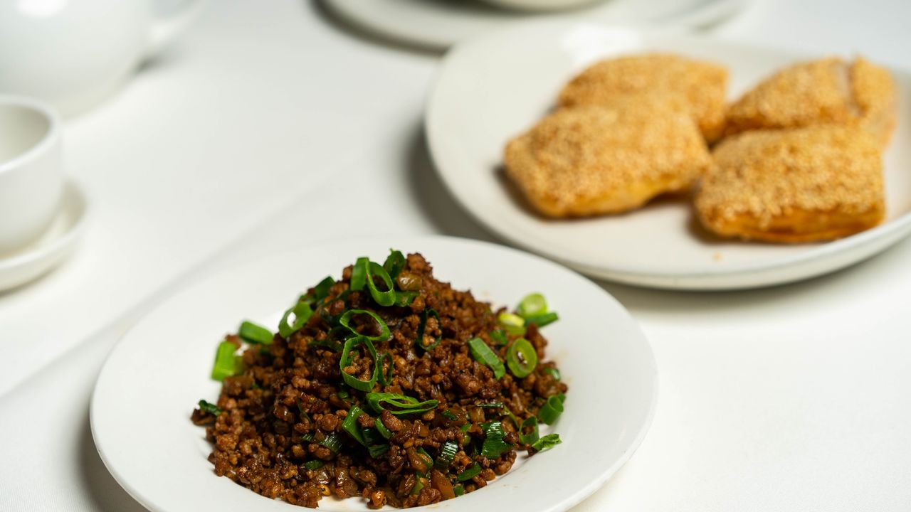 Sesame Puff with Minced Pork (2 pieces) 烧饼肉末