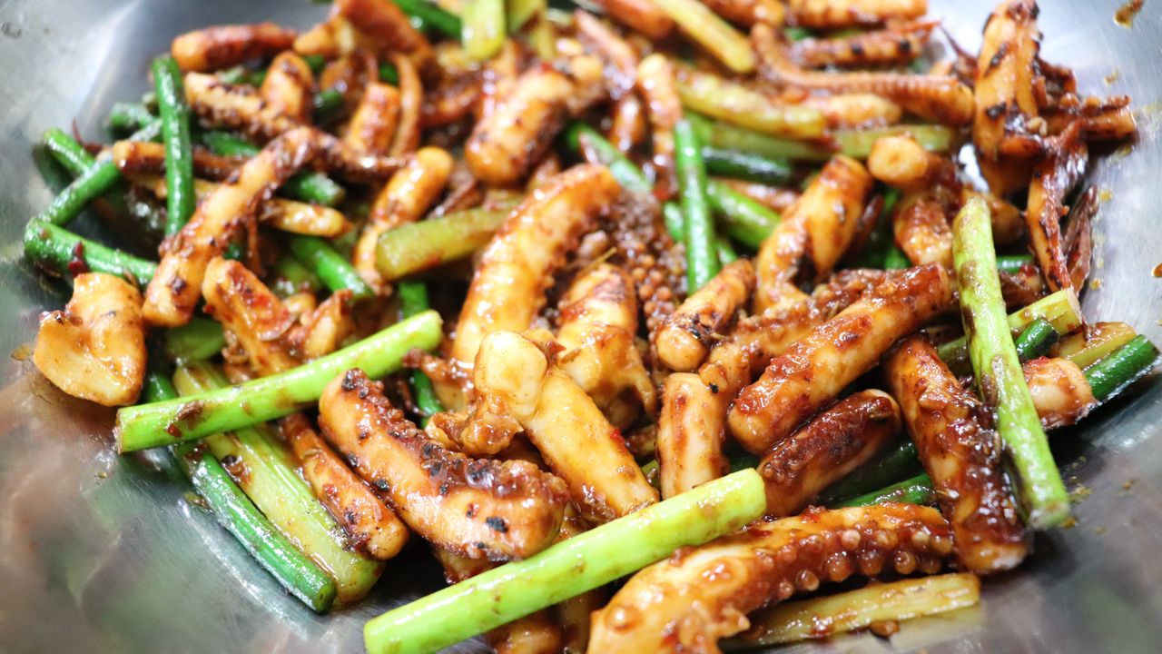 007. Stir-Fried Squid Tentacles with Spicy Sauce