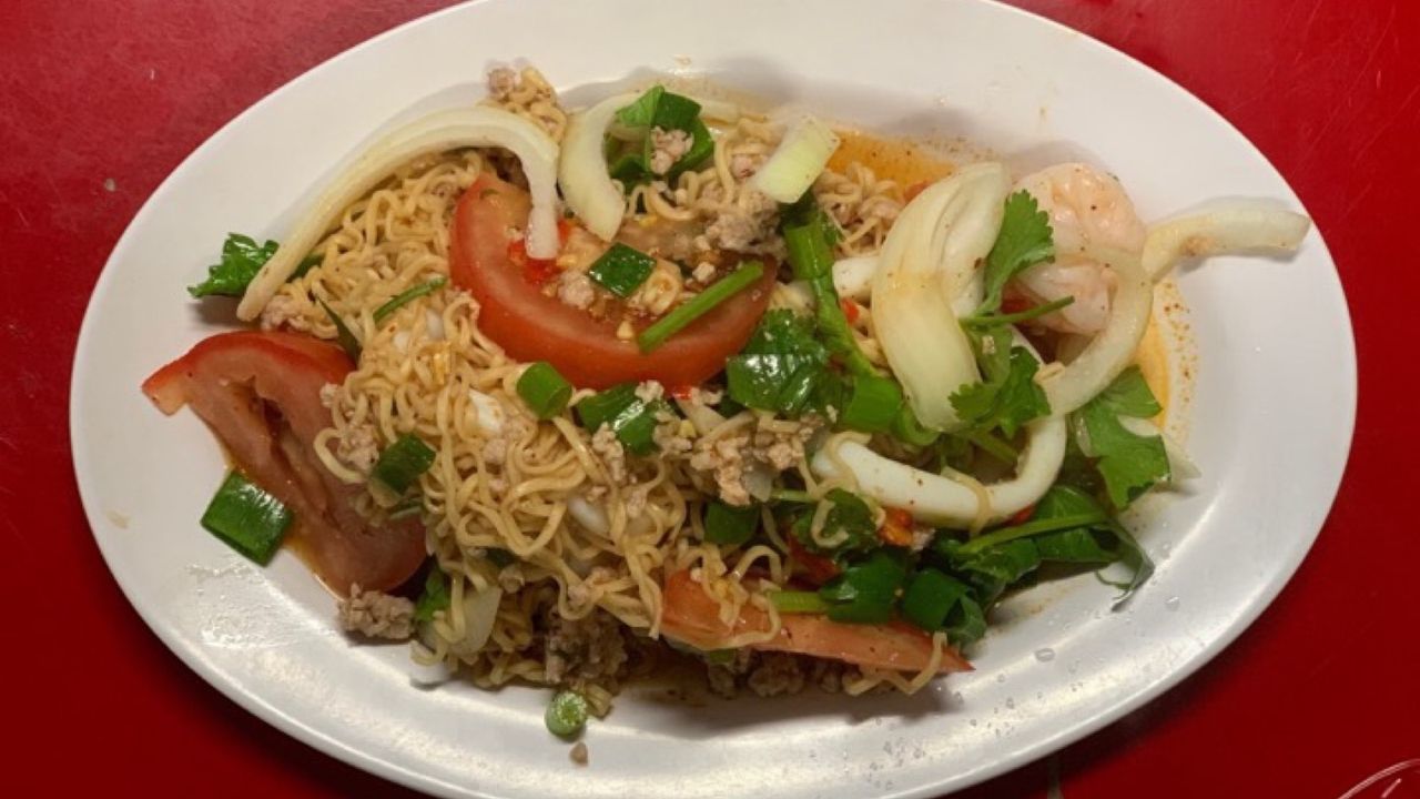 Instant noodles salad ยำมาม่า