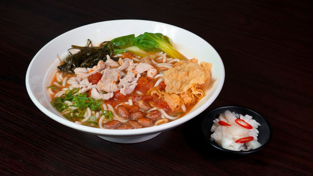 16. Chicken Rice Noodle in Tomato Soup 番茄鸡肉湯米粉