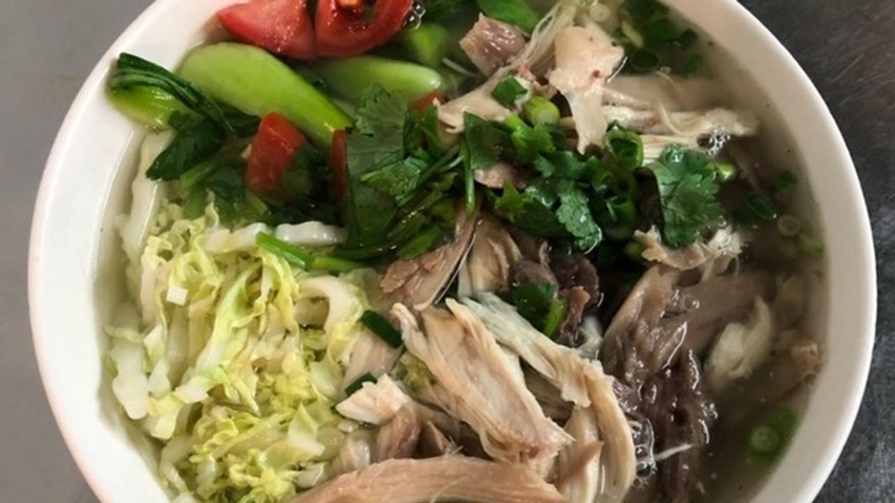 Chicken soup with handmade noodles 鸡汤面