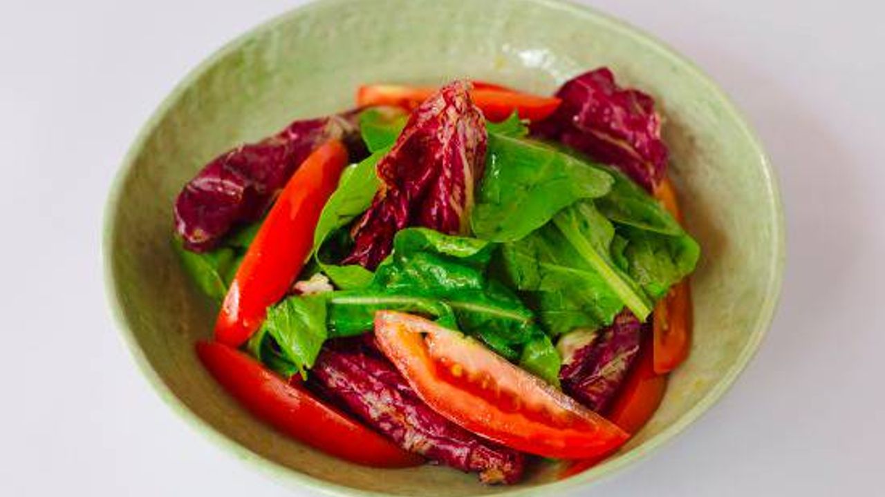 Mixed Leaf and Tomato Salad