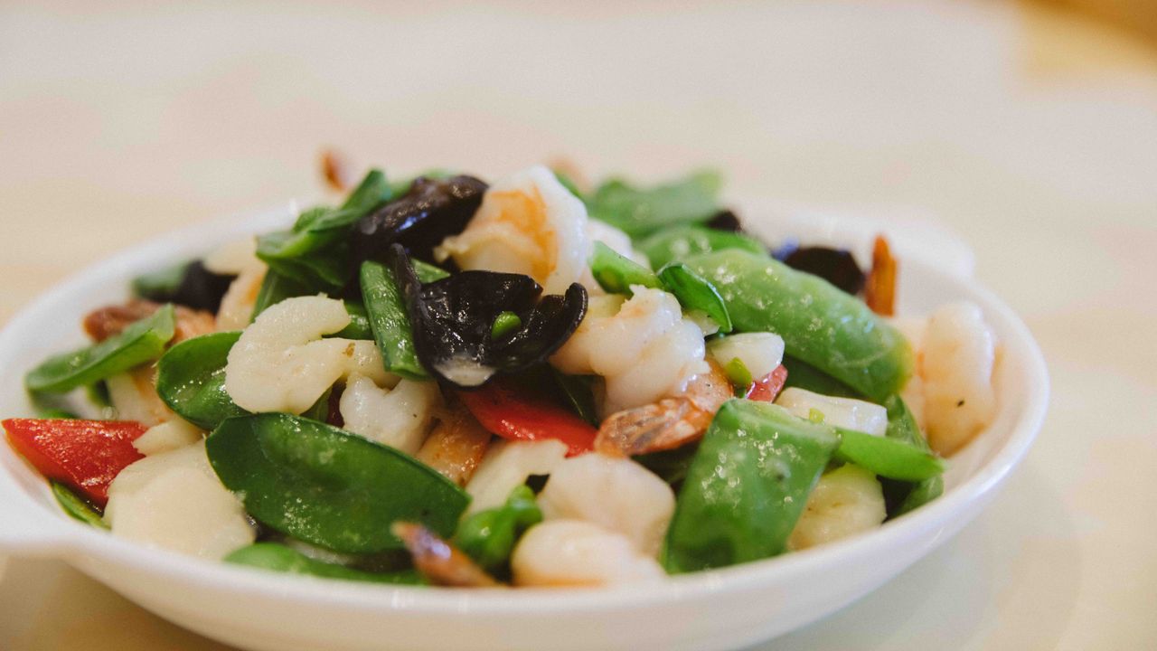 006. Stir-Fried Snow Pea with Prawn & Scallop Meat