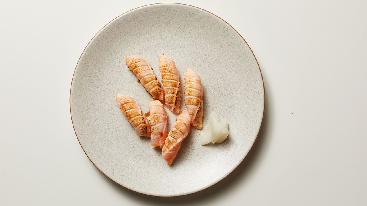 Salmon Nigiri (6 pc)