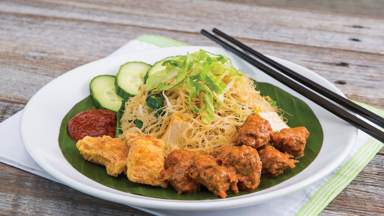 Vegetarian Fried Mee Hoon with Curry Mutton and Egg