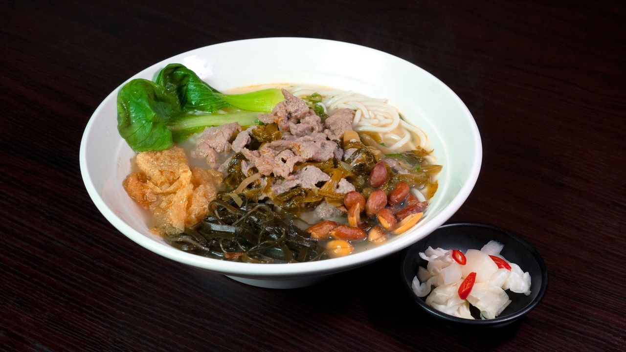 20. Pickled Cabbage Beef Rice Noodle in Soup / 酸菜牛肉絲湯米粉