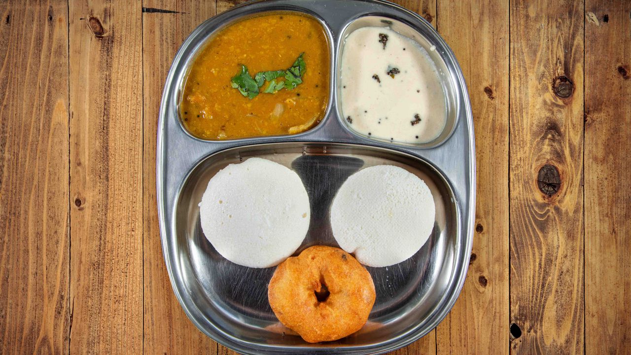 2 Pieces Idly & Vada