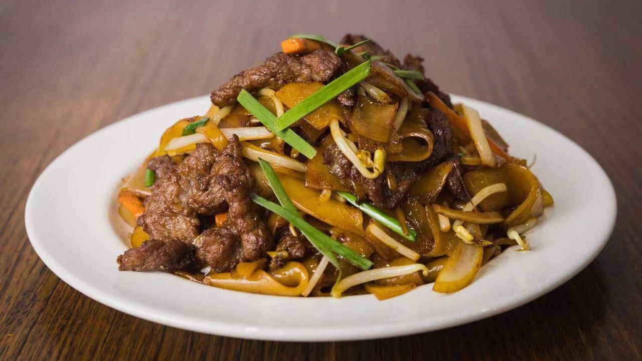 Stir-Fry Beef Flat Noodle with Soy Sauce