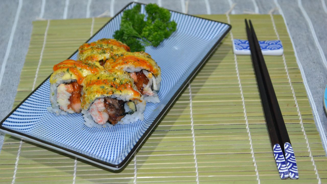Sizzling Teriyaki Salmon & Avocado Small Roll (4pc)