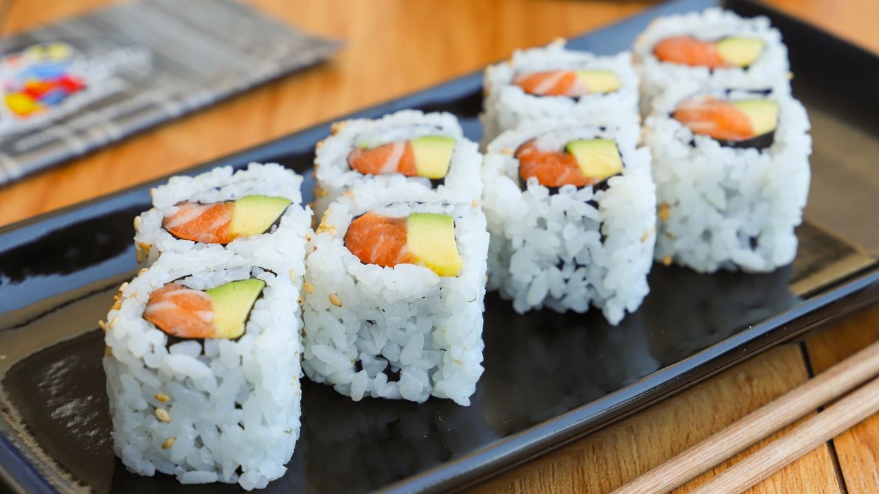 Salmon & Avocado Roll (8 Pieces)