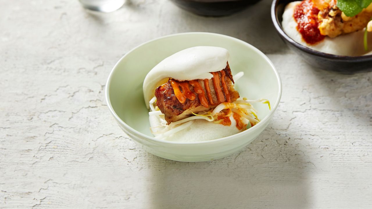 B6. Grilled Chicken / Bánh Bao Kẹp Gà Nướng