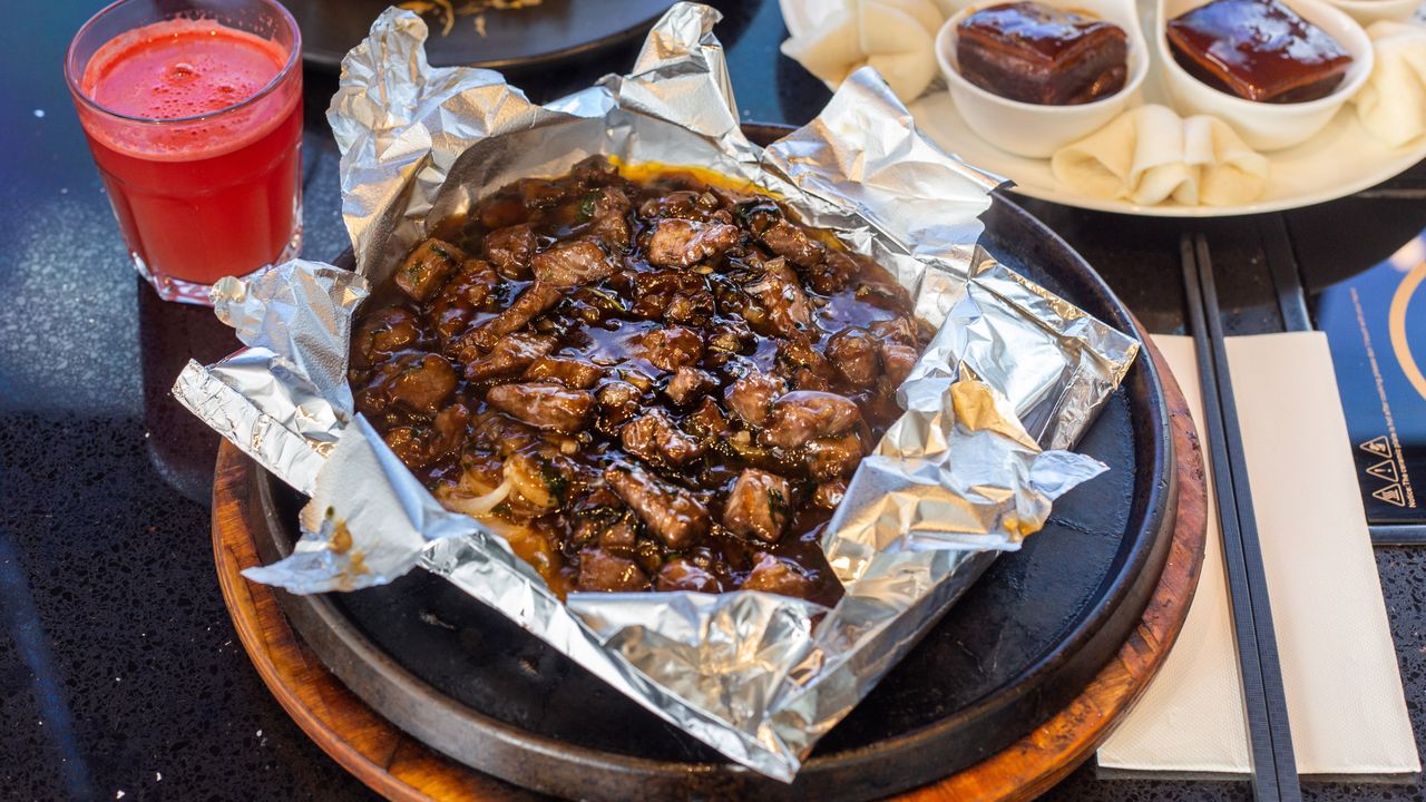 Fried Beef Eye Fillet in Pocket on Hot Plate 口袋牛柳