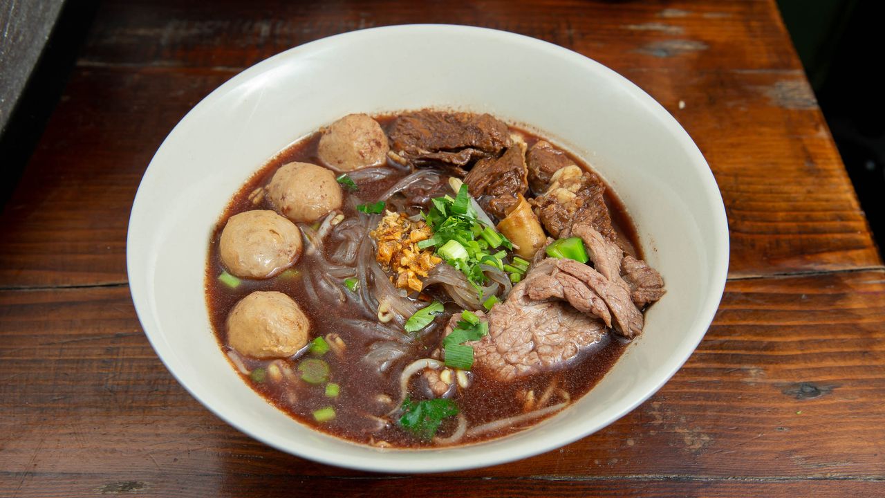 Show Neua Boat Beef Noodle กว๋ ยเตยี (วเรอื เนอื- ตน)
