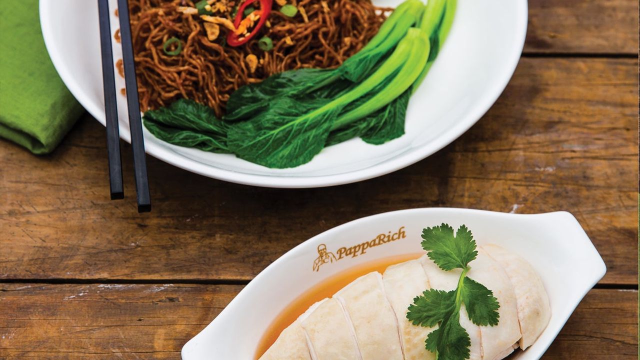 Dry Curry Egg Noodle with Steamed Chicken