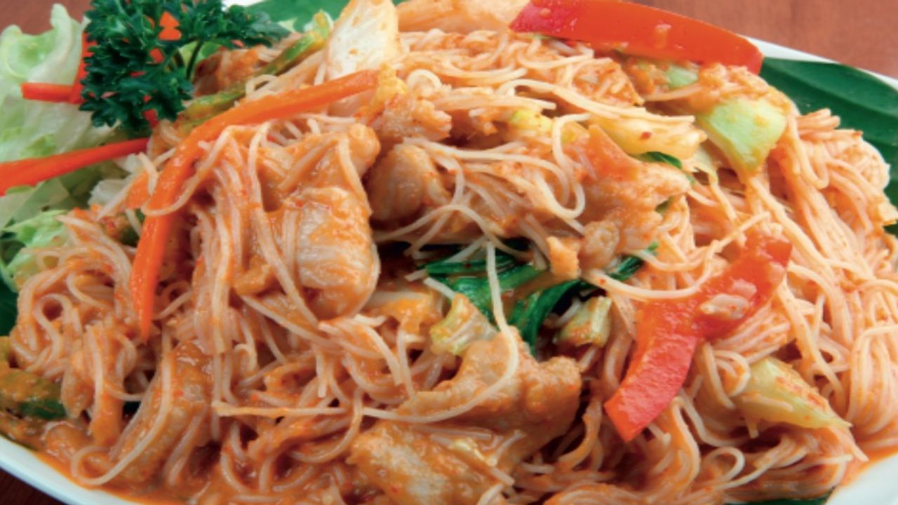 10. Thai Curry Chicken Noodles Served (Standard)