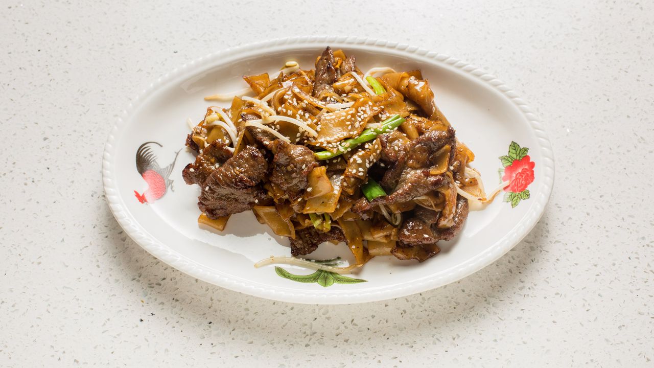 N7 Fried Flat Rice Noodles with Beef Slices 干炒牛河