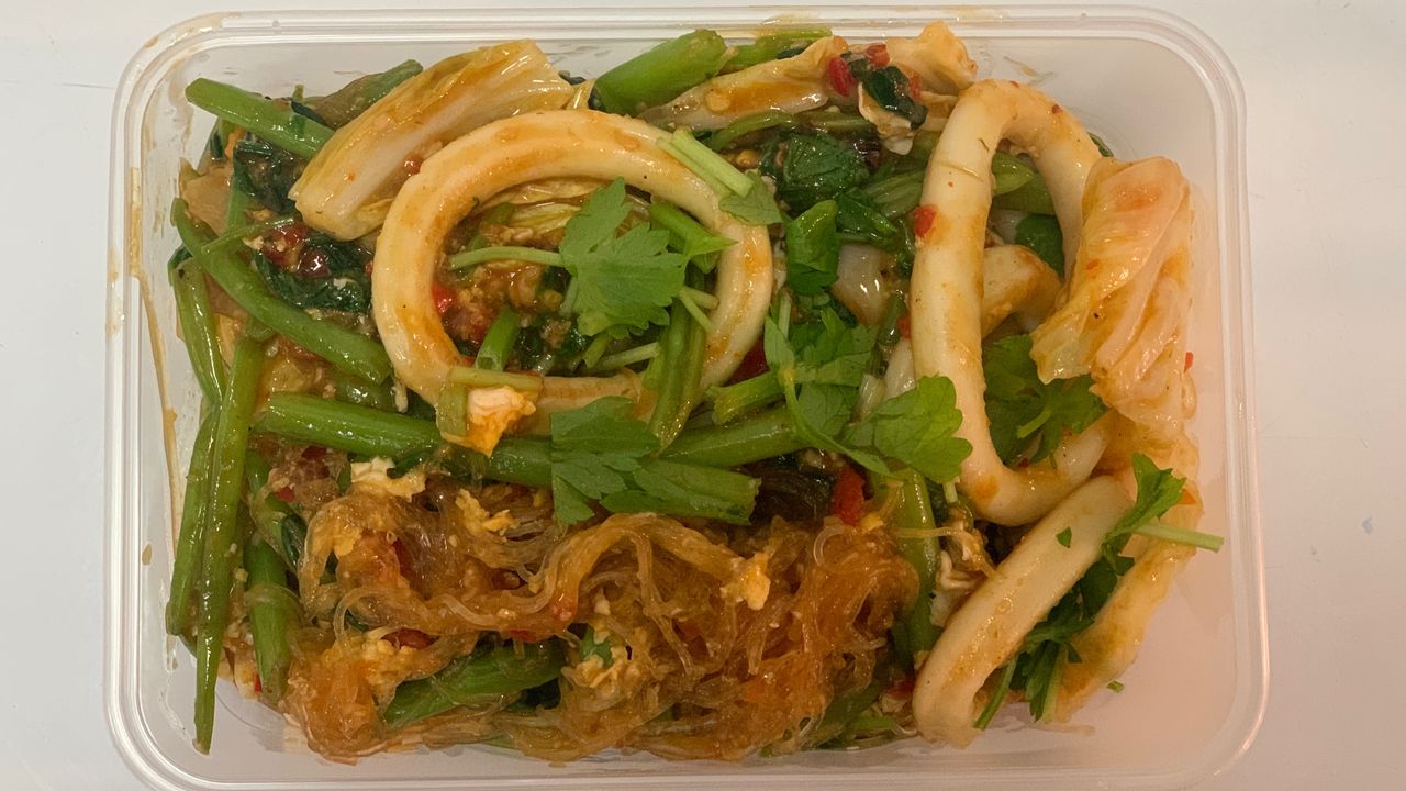 Stir Fried Glass Noodles Sukiyaki  with Prawns and calamari สุกี้แห้ง กุ้ง ปลาหมึก