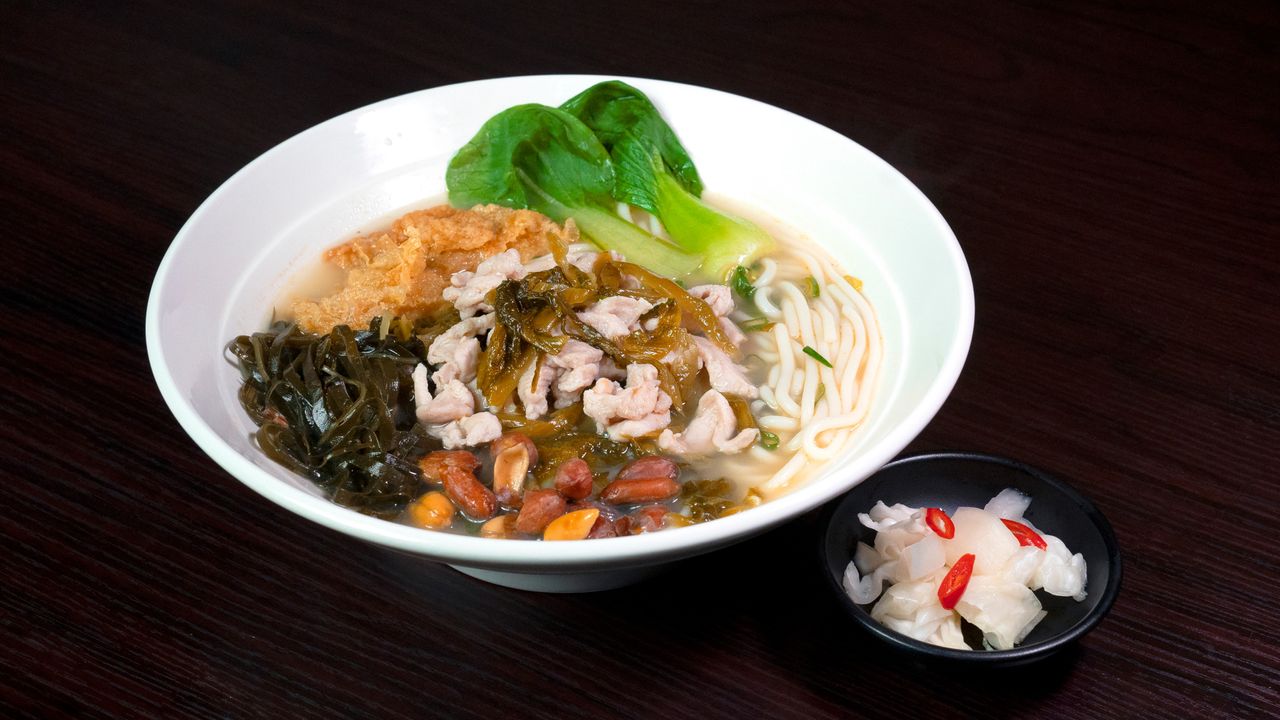 23. Pickled Cabbage Chicken Rice Noodle in Soup / 酸菜雞絲湯米粉