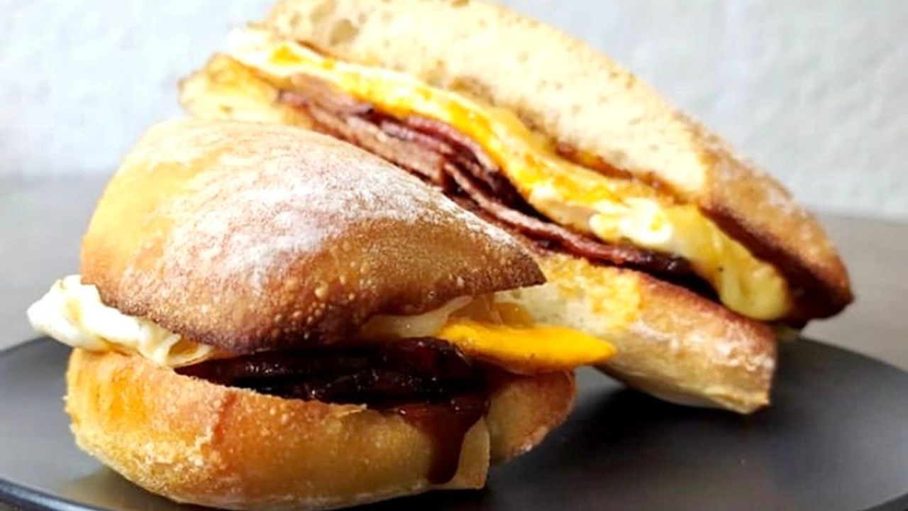 EGG & BACON ROLL