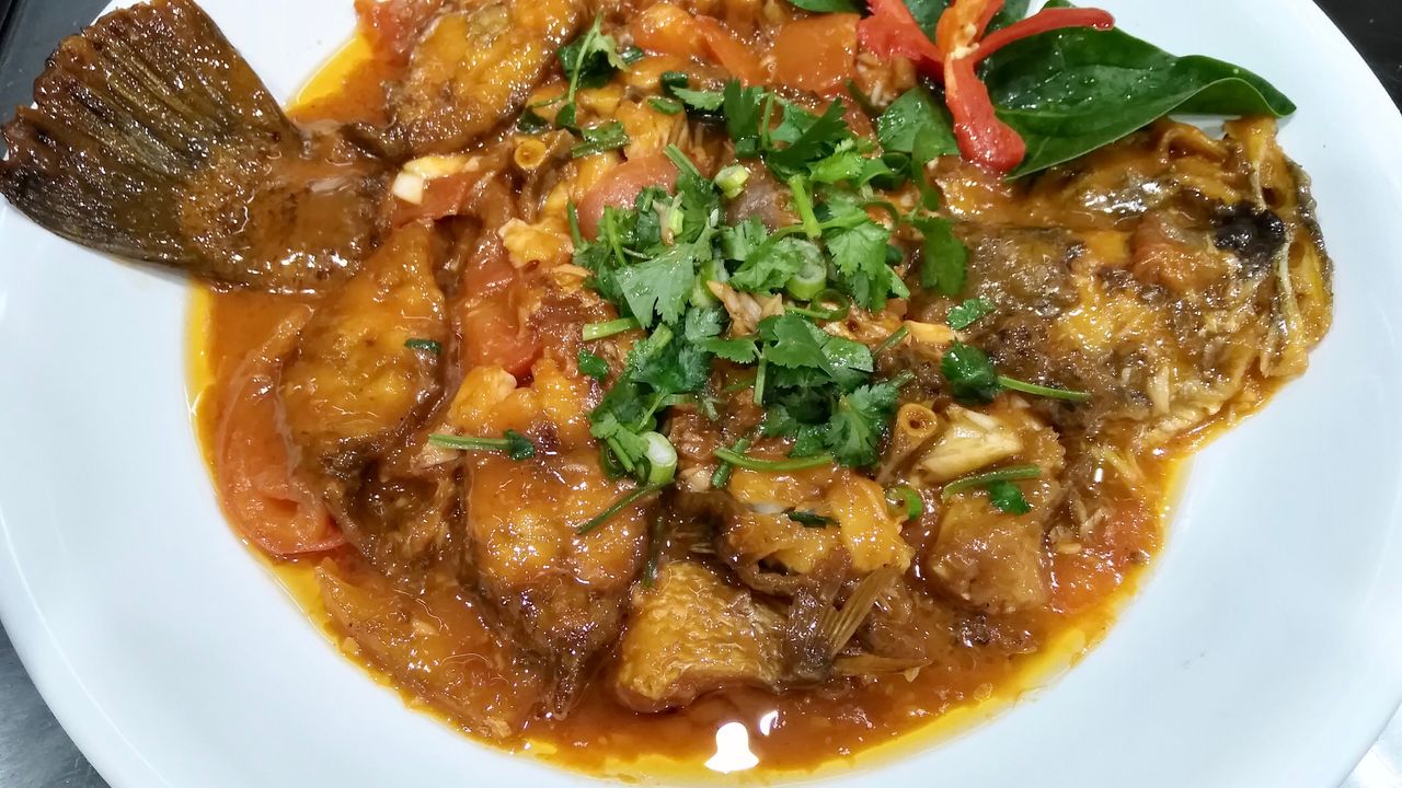 Slow Cook Whole Fish in Tomato Sauce