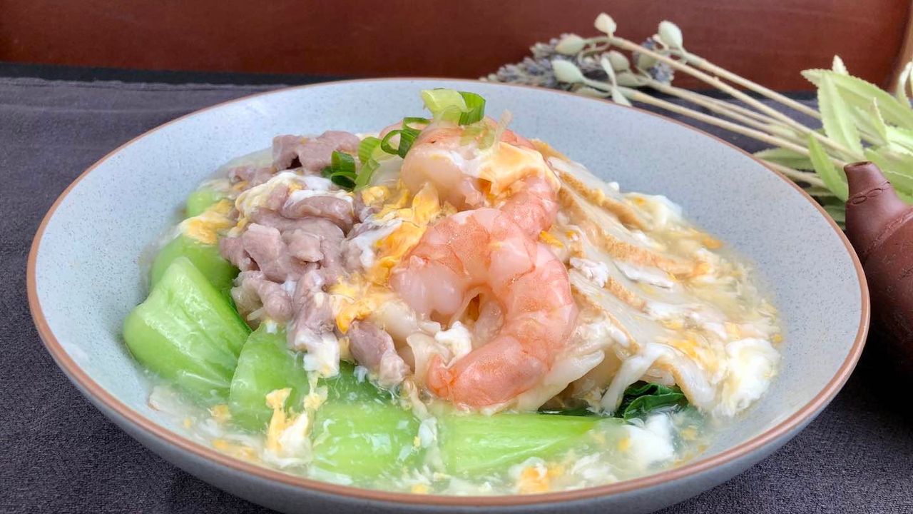 Stir-fried Rice Noodle with Seafood / Beef in Egg Gravy