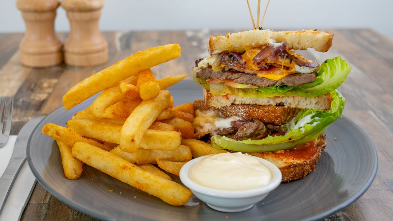 Steak Sandwich with Chips