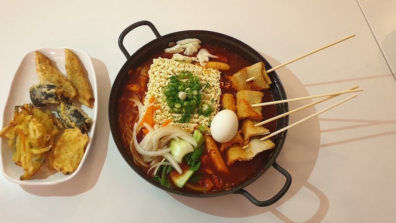 Noodle Tteokbokki with Deep Fried Sets