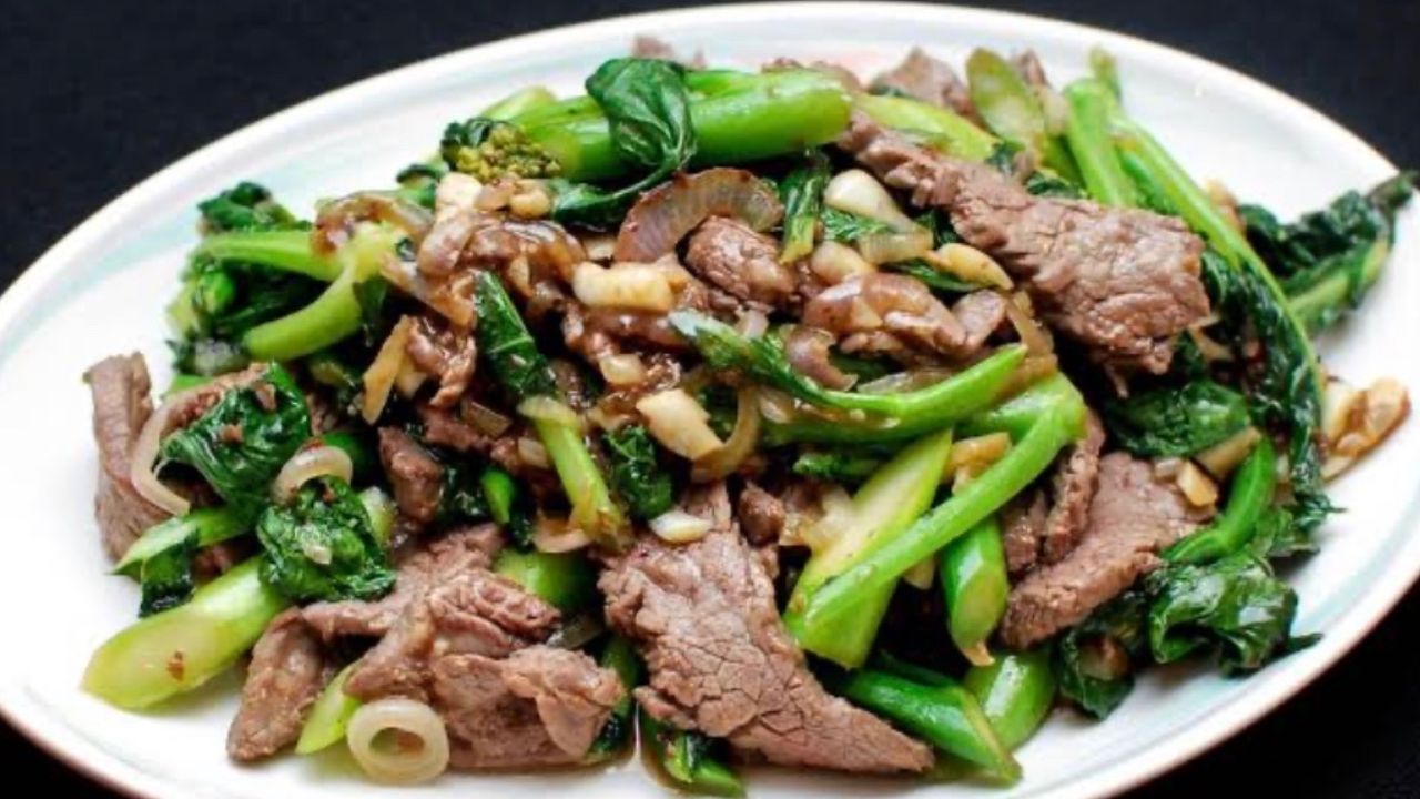 Main Stir Fry Chinese Broccoli with Meat