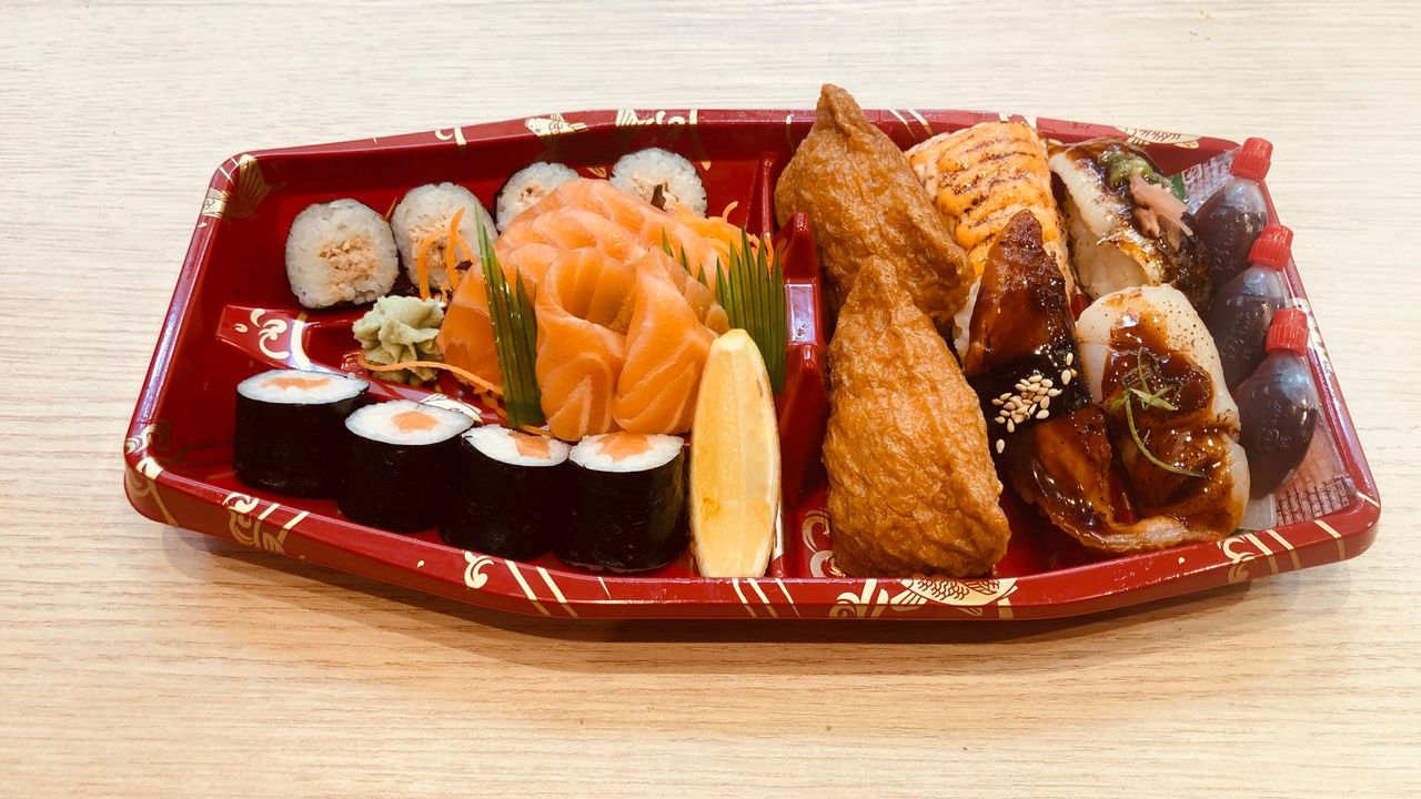 Sushi and Sashimi Boat [寿司·鮨]