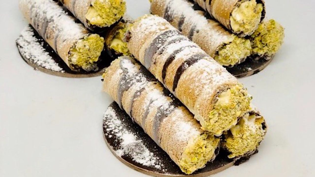 Mini Cannoli Pyramid