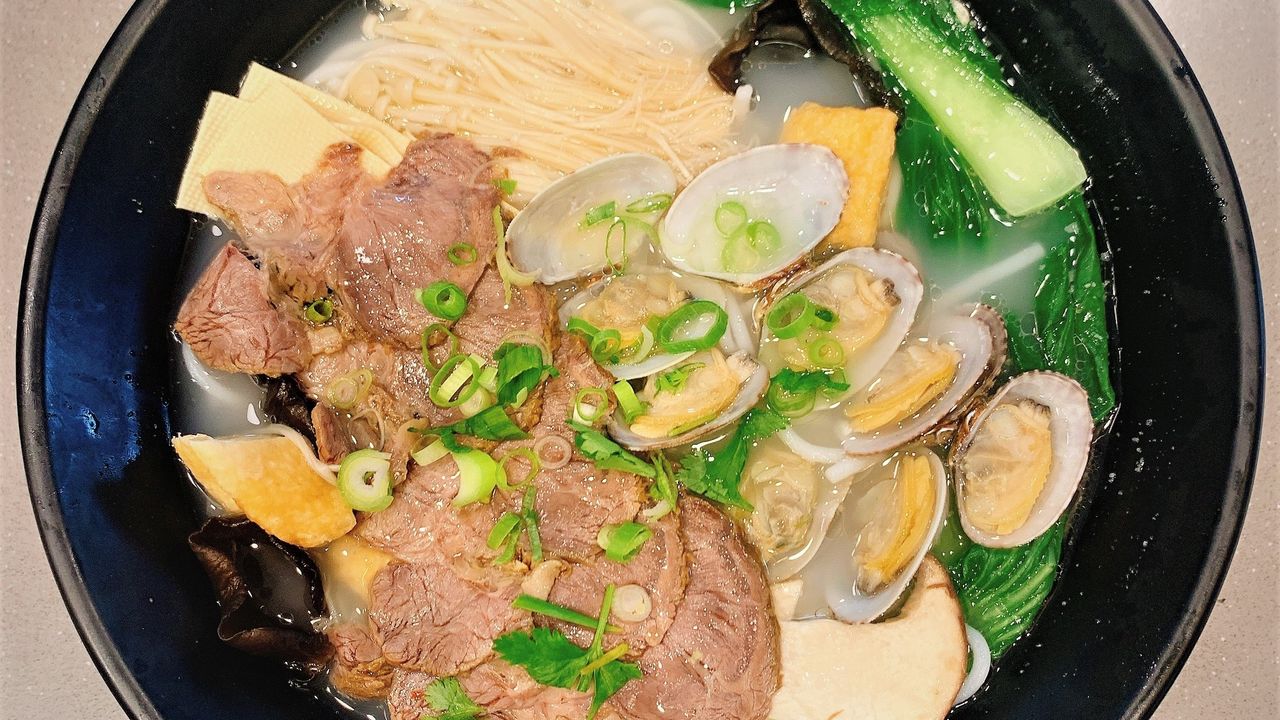 L01. Signature Clam Rice Noodle Soup with Beef