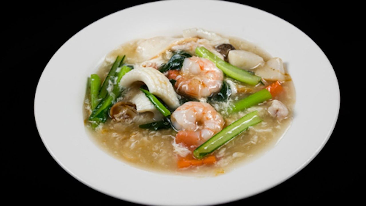 Combination Rice Noodle with Egg Sauce (Hor Fun)